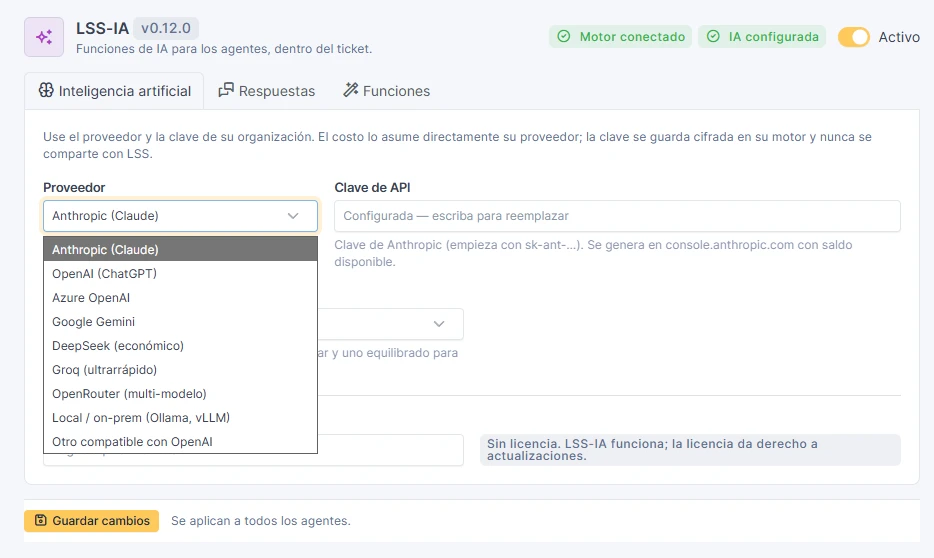 Pantalla de configuración de la inteligencia artificial con el selector de proveedor desplegado: Anthropic (Claude), OpenAI (ChatGPT), Azure OpenAI, Google Gemini, DeepSeek (económico), Groq (ultrarrápido), OpenRouter (multi-modelo), Local u on-prem con Ollama o vLLM, y otro compatible con OpenAI. Al lado, el campo de la clave de API y, abajo, el de la licencia con el aviso de que sin licencia LSS IA funciona y que la licencia da derecho a actualizaciones.