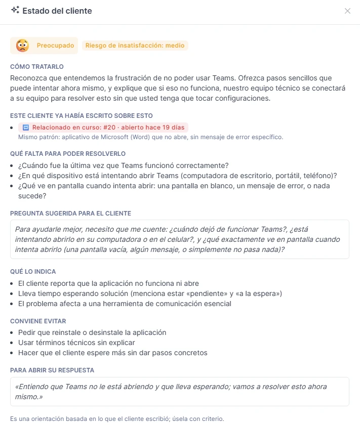 Ventana «Estado del cliente»: el cliente está preocupado con riesgo de insatisfacción medio. Explica cómo tratarlo, qué falta para poder resolverlo, una pregunta sugerida para el cliente, qué lo indica, qué conviene evitar y una frase para abrir la respuesta.
